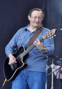 Idir joue de la guitare au concert