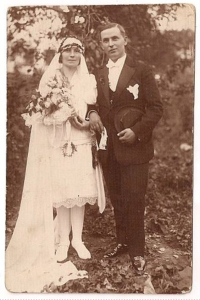 un couple au jour du mariage ; la photo se semble très agée