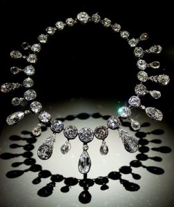 un collier en diamants