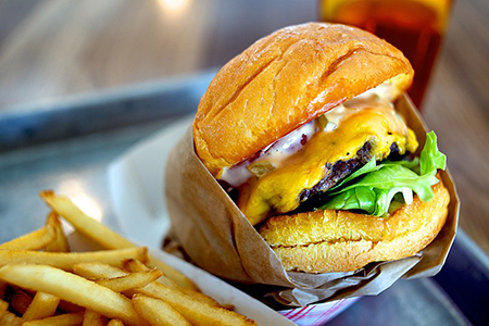 un cheeseburger avec des frites