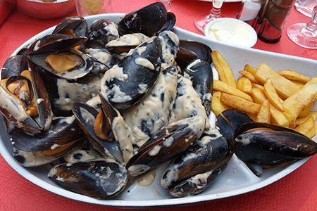 Plat de moules-frites avec sauce au poivre