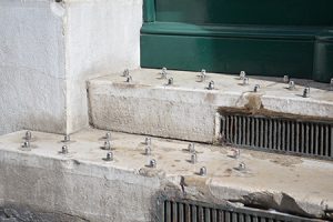 Dispositif anti-SDF installé sur le perron d'un immeuble du sixième arrondissement de Marseille. Les boulons vissés dans la pierre dissuadent toute personne de s'installer devant la porte qui reste close la plupart du temps.